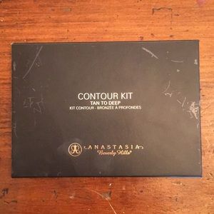 🌸1 HOUR SALE🌸 Medium to tan contour palette